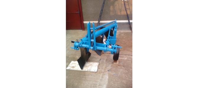 Vand Plug cu 3 Brazdare pentru Tractor Mare