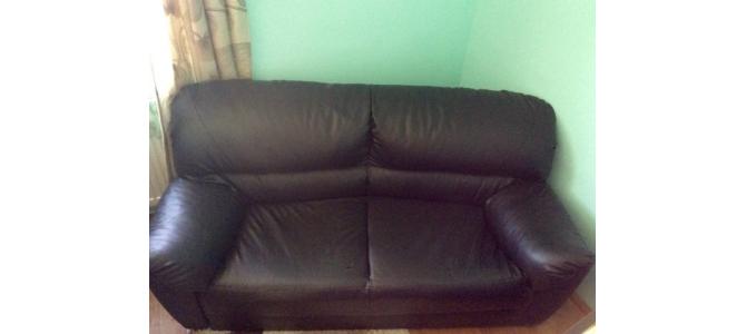 Vand canapea piele ecologica neagra !!! Pret: 500 ei negociabil !
